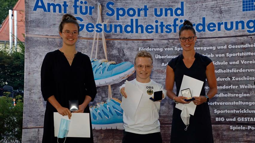 Bei der Sportlehrung der Stadt Erlangen erhielten drei Schwimmer die höchste Auszeichnung - die Goldmedaille: Annalena Wagner (links) und Daniela Karst (beide TB 1888 Erlangen/ SG Mittelfranken) sowie Josia Topf vom Schwimmverein Erlangen.