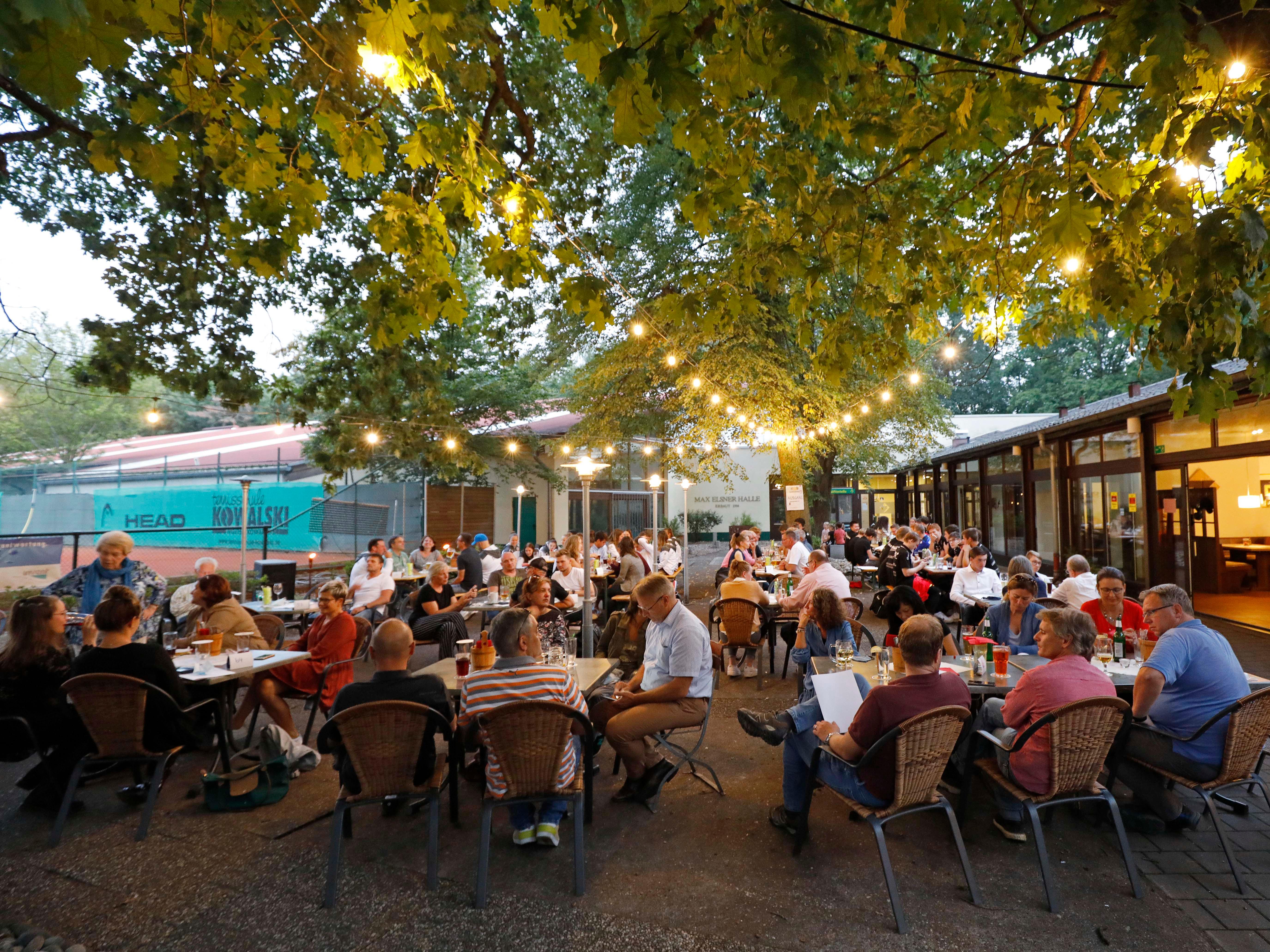 Anders als sonst hatte die Ehrung diesmal bereits Anfang September stattgefunden und im Freien. Alles auch, um eine Veranstaltung dieser Größe coronakonform aufzuziehen. Die Teilnehmer genossen das Flair im Biergarten des TB Erlangen.