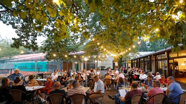 Anders als sonst hatte die Ehrung diesmal bereits Anfang September stattgefunden und im Freien. Alles auch, um eine Veranstaltung dieser Größe coronakonform aufzuziehen. Die Teilnehmer genossen das Flair im Biergarten des TB Erlangen.
