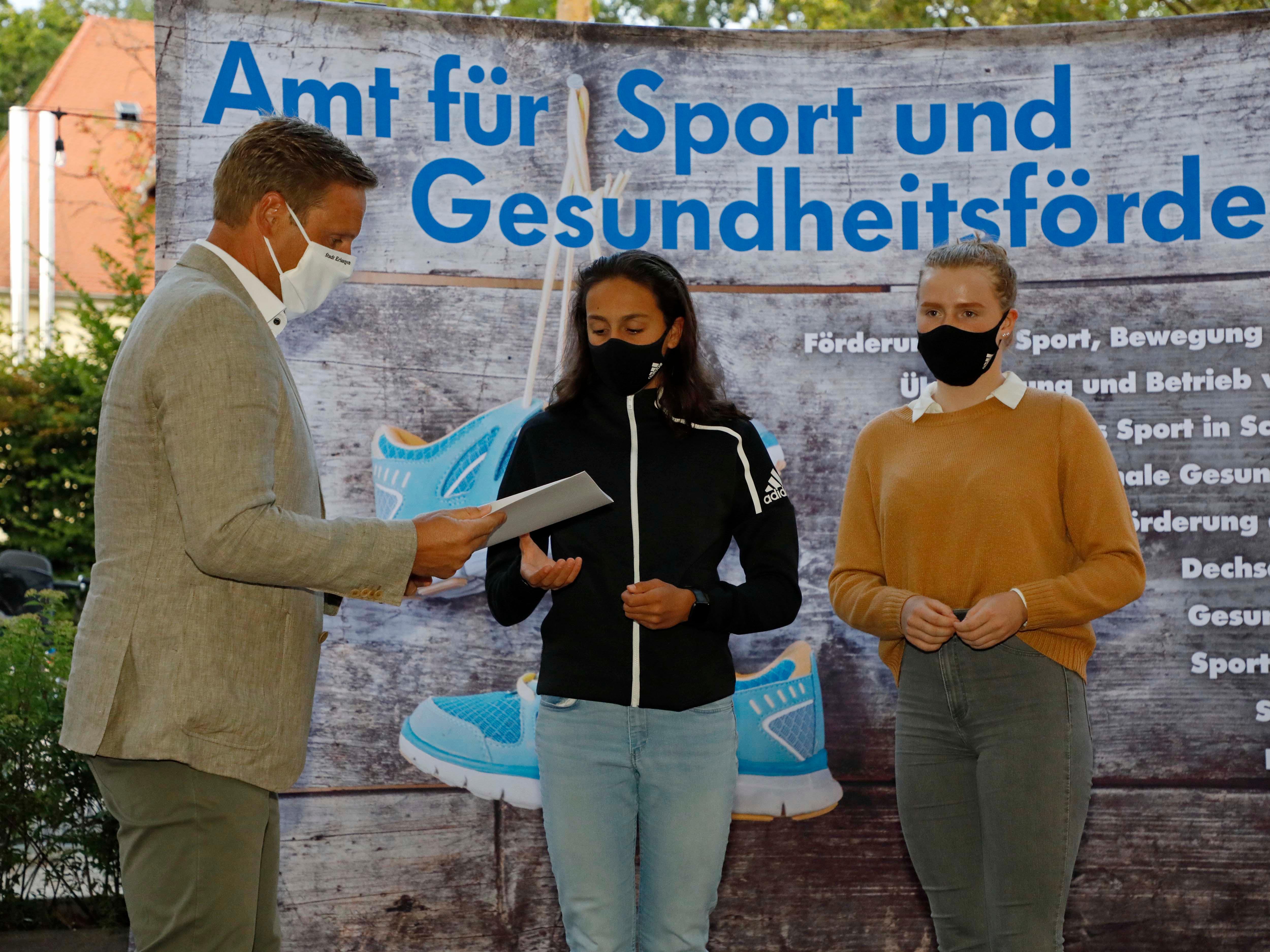 Viele Sportlerinnen und Sportler bekamen die Ehrennadel der Stadt verliehen, hier im Bild: Sportbürgermeister Jörg Volleth (links) mit den Schwimmerinnen Lisa Emmerlich-Mace und Paula Grießinger.