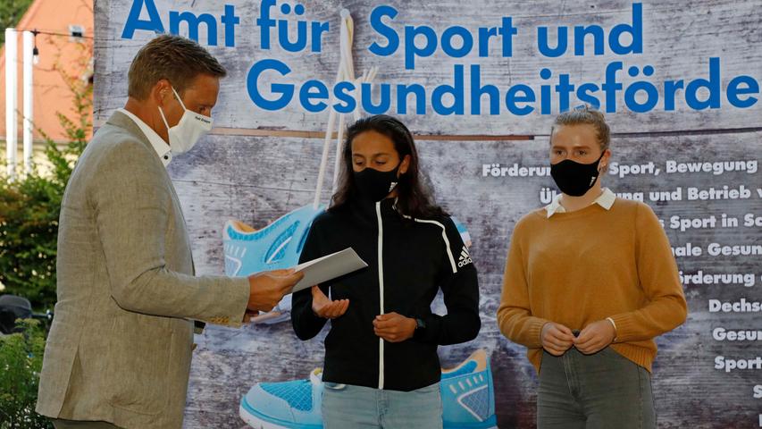 Viele Sportlerinnen und Sportler bekamen die Ehrennadel der Stadt verliehen, hier im Bild: Sportbürgermeister Jörg Volleth (links) mit den Schwimmerinnen Lisa Emmerlich-Mace und Paula Grießinger.