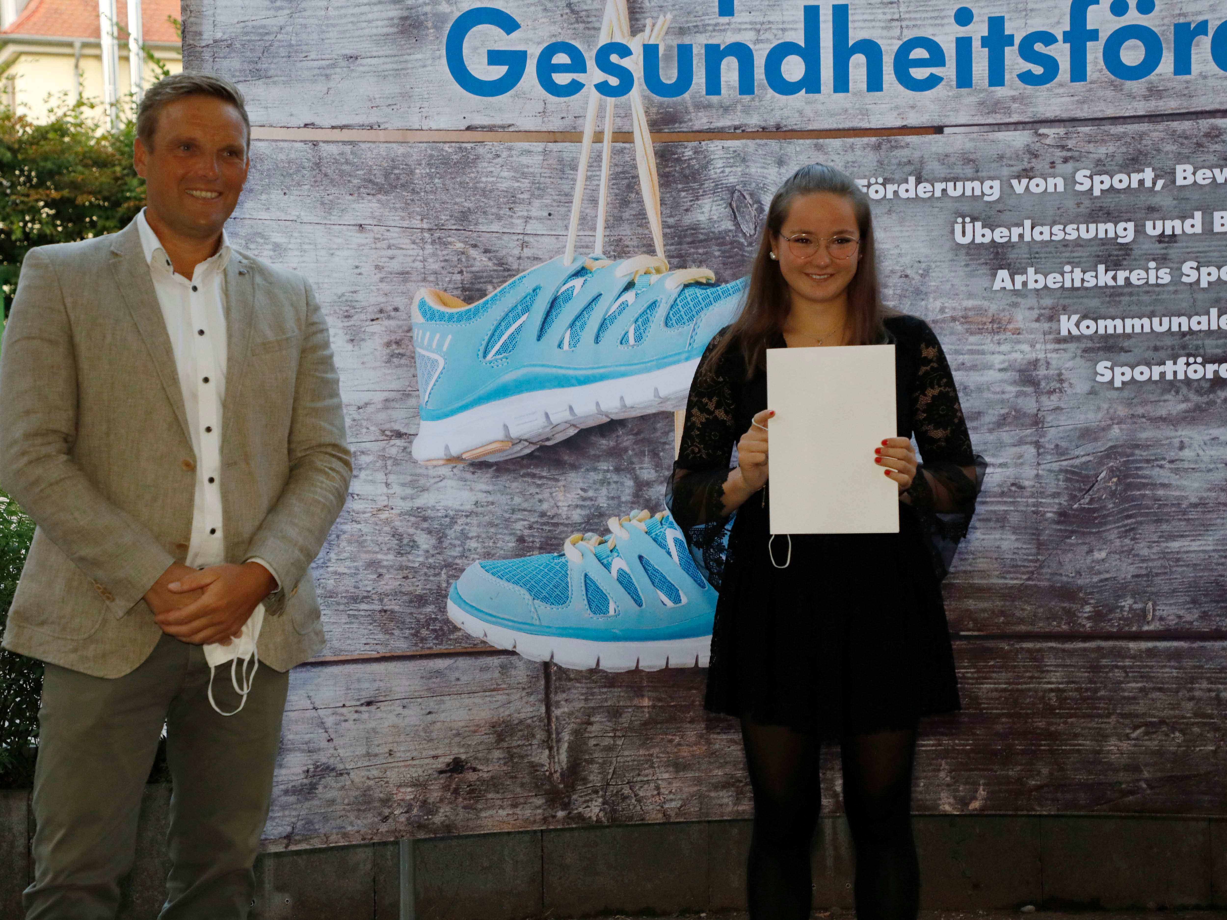 Bayerische Mannschaftsmeisterin im Schwimmen wurde Nele Sturm, dafür bekam sie nun die Ehrennadel der Stadt.