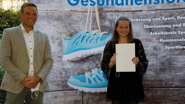 Bayerische Mannschaftsmeisterin im Schwimmen wurde Nele Sturm, dafür bekam sie nun die Ehrennadel der Stadt.