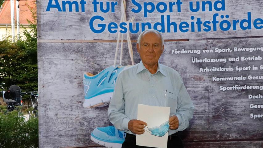 Ältester unter den Ausgezeichneten: Friedrich Müller vom SC Preußen Erlangen. Der 74-Jährige betreibt Rasenkraftsport und sicherte sich bei den Deutschen Meisterschaften im Steinstoßen Rang drei.