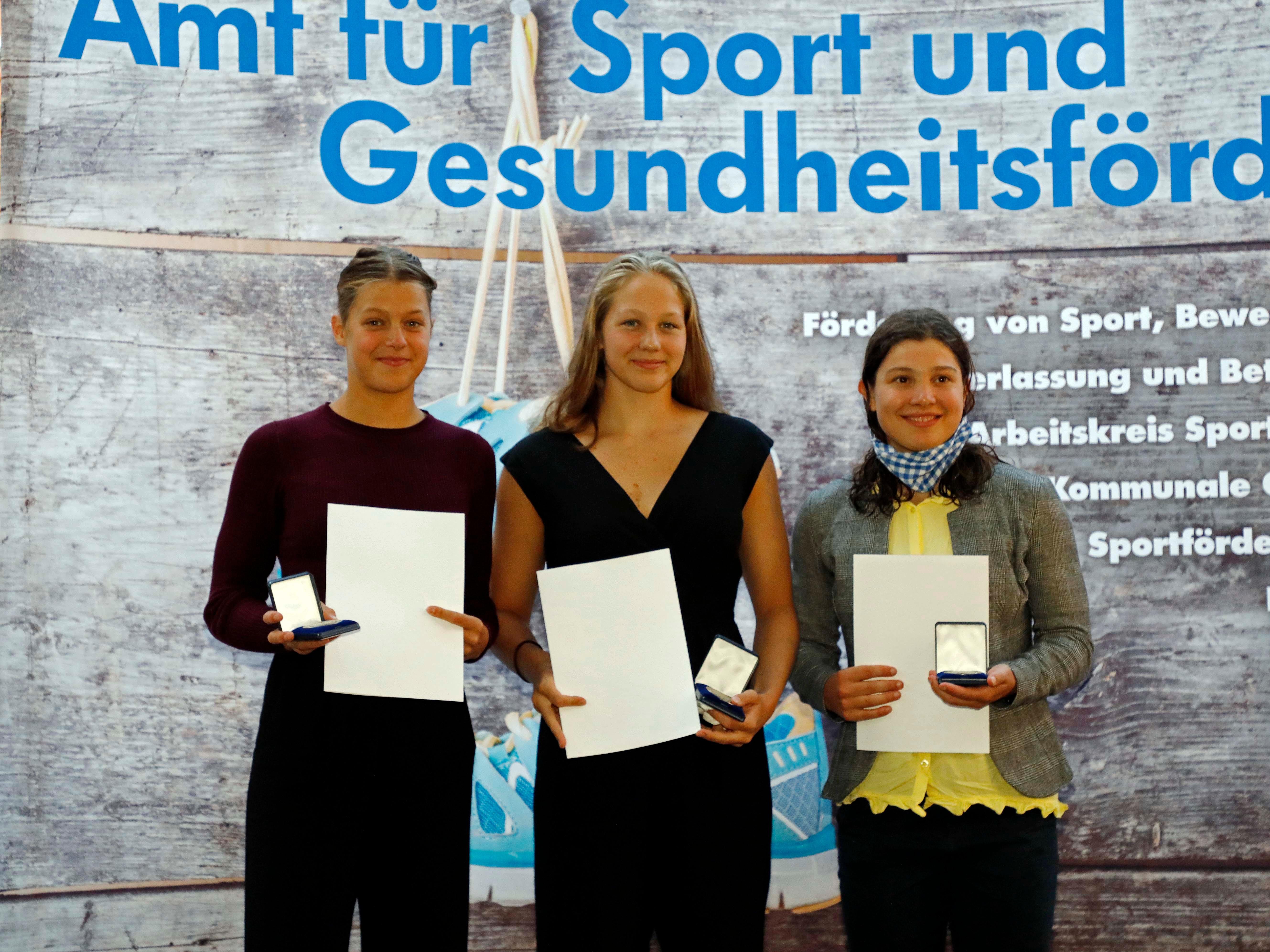 Cosima Rau, Helene Schall, Natalie Wöltinger (von links) haben bei der Sportlerehrung die Bronzemedaille erhalten - die Schwimmerinnen waren in die erste Bundesliga aufgestiegen.