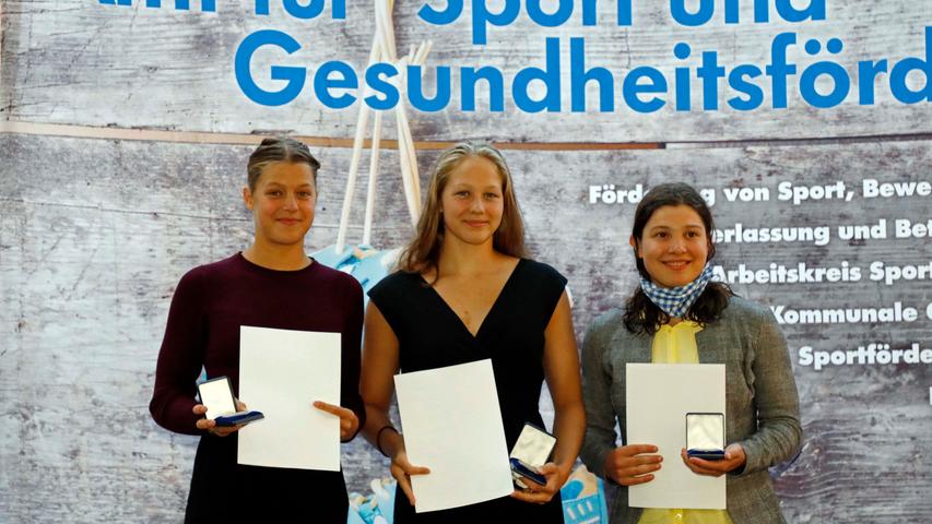 Cosima Rau, Helene Schall, Natalie Wöltinger (von links) haben bei der Sportlerehrung die Bronzemedaille erhalten - die Schwimmerinnen waren in die erste Bundesliga aufgestiegen.