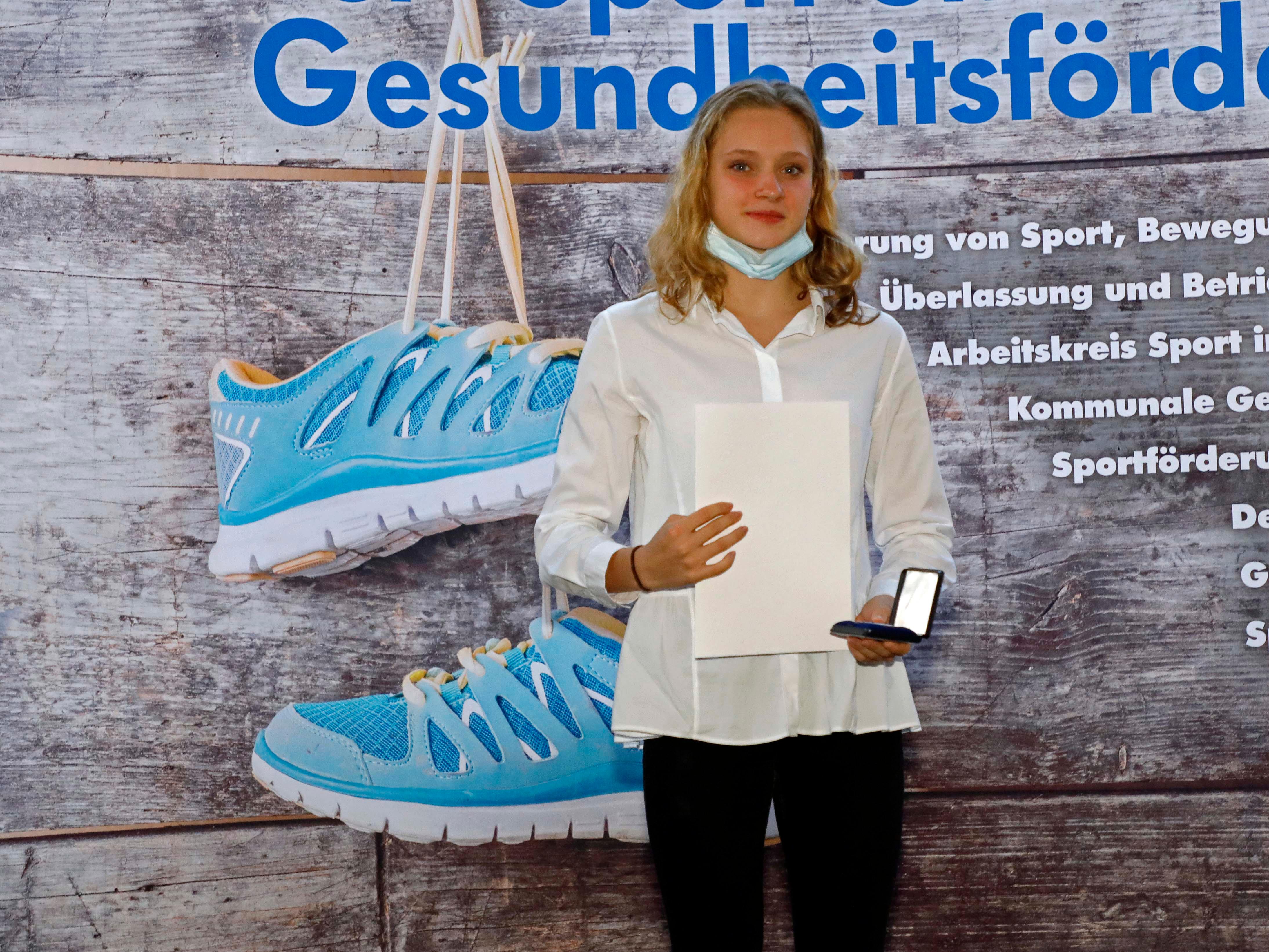 Kellie Messel ist ebenfalls eine erfolgreiche Schwimmerin. Als Einzige bei dieser Ehrung bekam sie Silber.