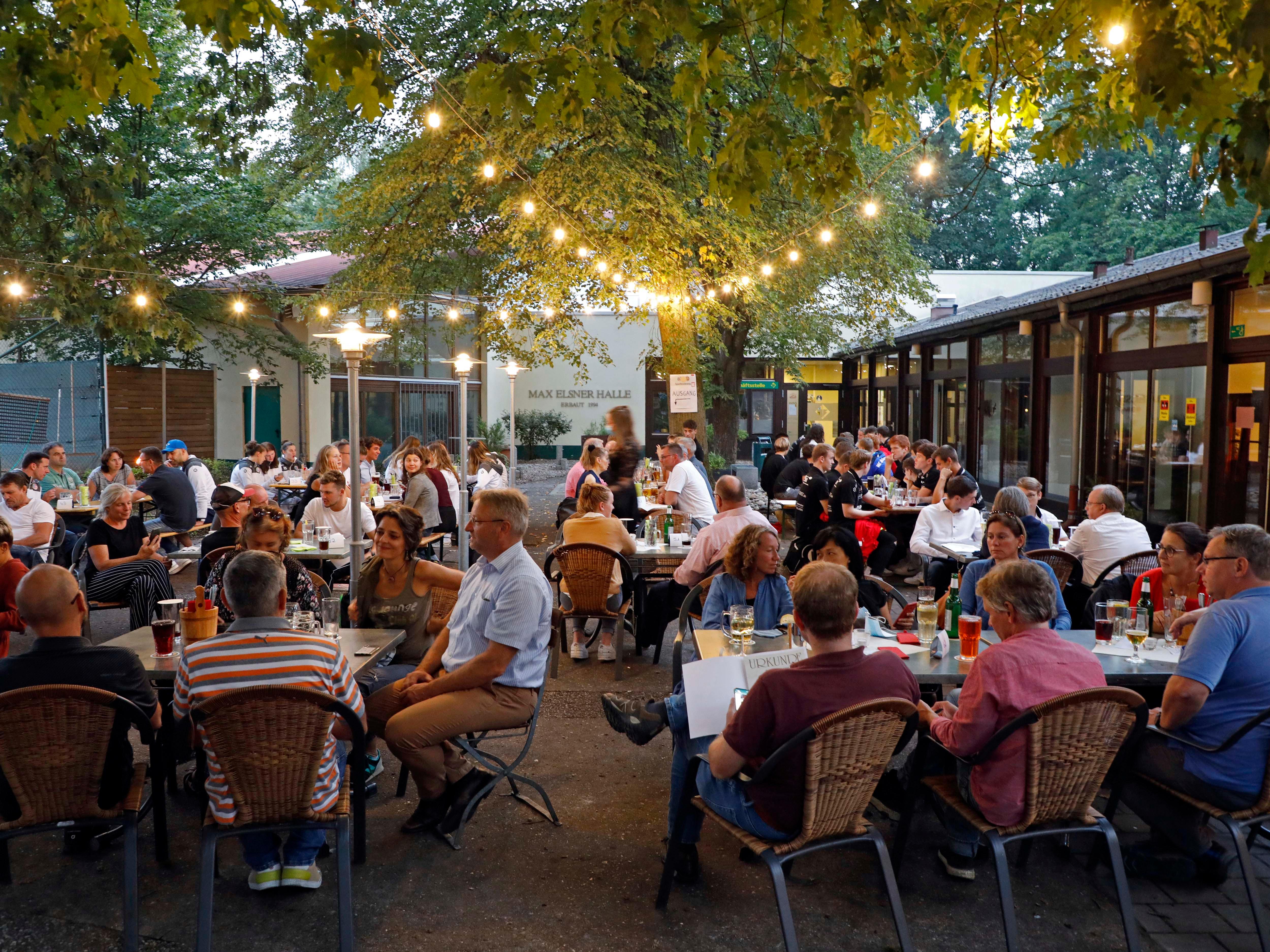 Nach den Ehrungen ließen die Sportlerinnen und Sportler den Abend entspannt im Biergarten ausklingen.