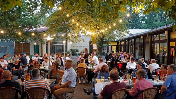Nach den Ehrungen ließen die Sportlerinnen und Sportler den Abend entspannt im Biergarten ausklingen.