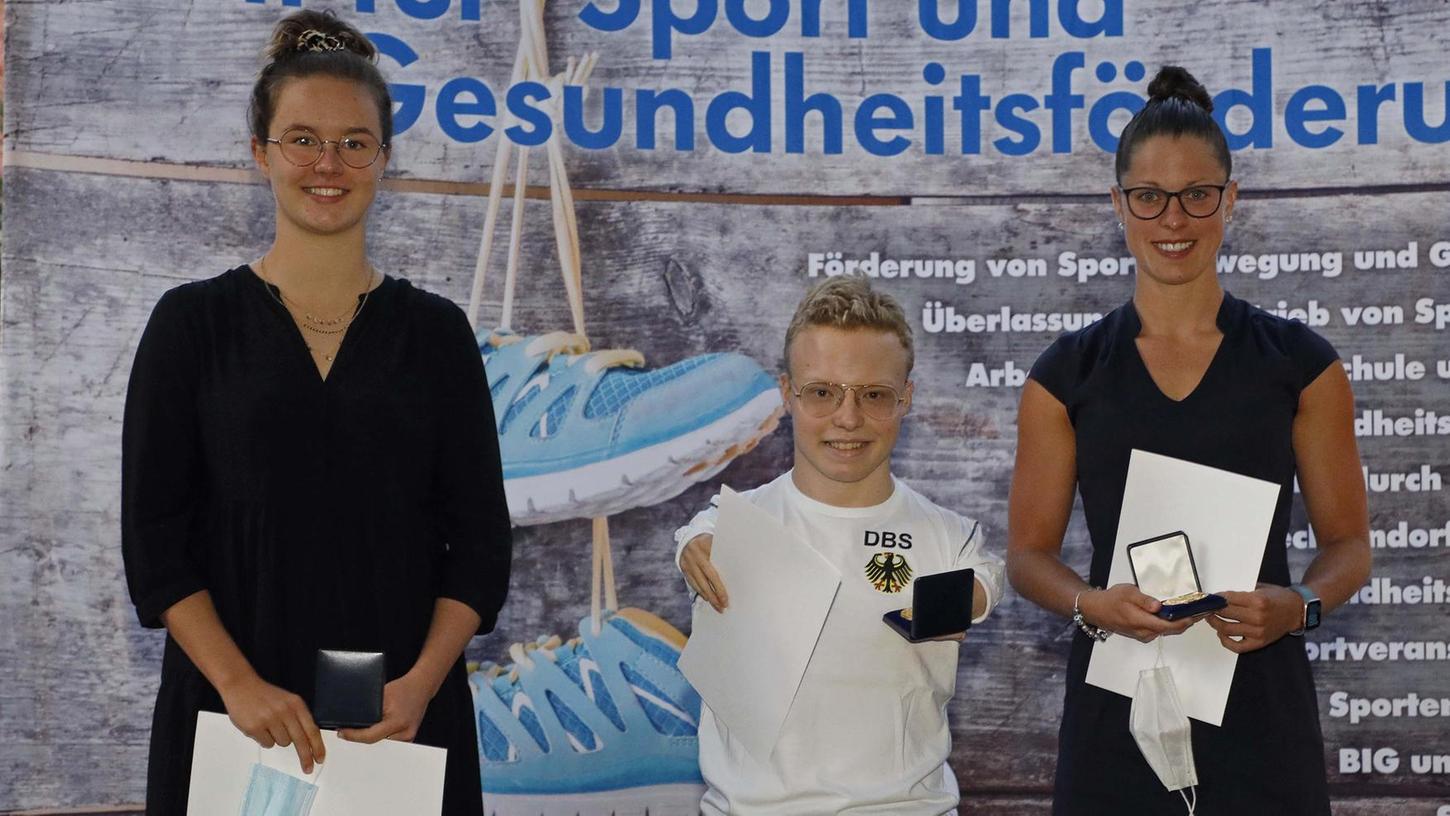 Sportlerehrung mit Biergarten-Flair: Beim Turnerbund Erlangen bekamen Annalena Wagner, Josia Topf und Daniela Karst (von links) Gold überreicht.