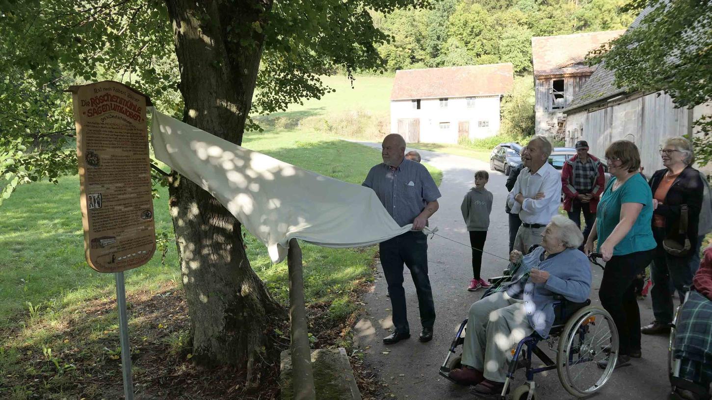 Mit der 91-jährigen Babette Friedrich, der letzten noch lebenden Besitzerin der Mühle, nahm Gerhard Wagner (l.) die Enthüllung der von ihm initiierten Tafel zur "sagenumwobenen Röschenmühle" vor. Mit der 91-jährigen Babette Friedrich, der letzten noch lebenden Besitzerin der Mühle, nahm Gerhard Wagner (l.) die Enthüllung der von ihm initiierten Tafel zur "sagenumwobenen Röschenmühle" vor.