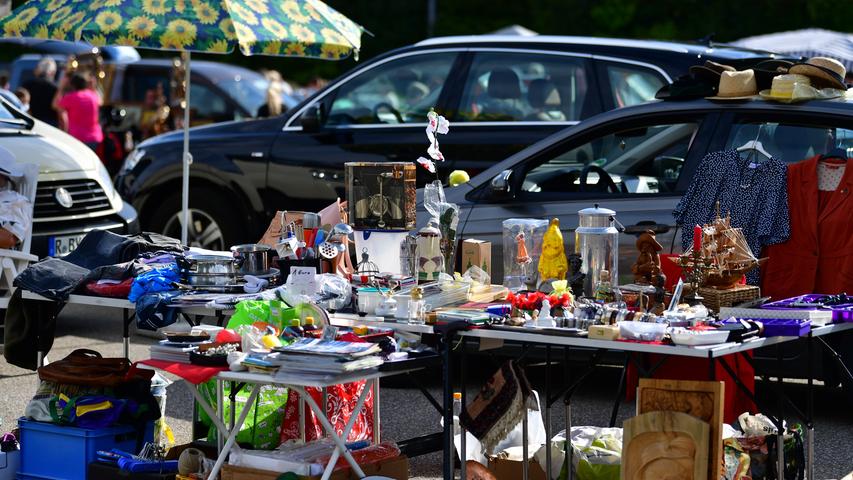 Klamotten, Kommoden, Kerzenständer: Trödelmarkt auf dem Volksfestplatz in Neumarkt