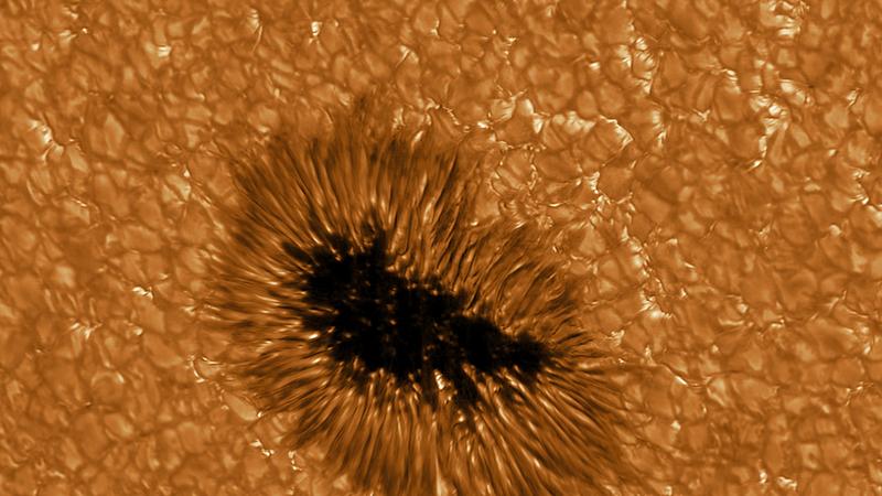 Gregor, ein Teleskop mit einer Wellenlänge von 430 nm, macht's möglich: Gestochen scharf hat das größte europäische Sonnenteleskop die Feinstruktur der Sonne abgebildet. 