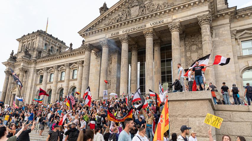 Ein Bild, das Deutschland in dieser Woche erschütterte: Teilnehmer der Kundgebung gegen Corona-Maßnahmen stehen auf den Stufen des Reichstags, zahlreiche Reichsflaggen sind zu sehen. Nun wird diskutiert, ob ein Graben das Parlament schützen kann. 