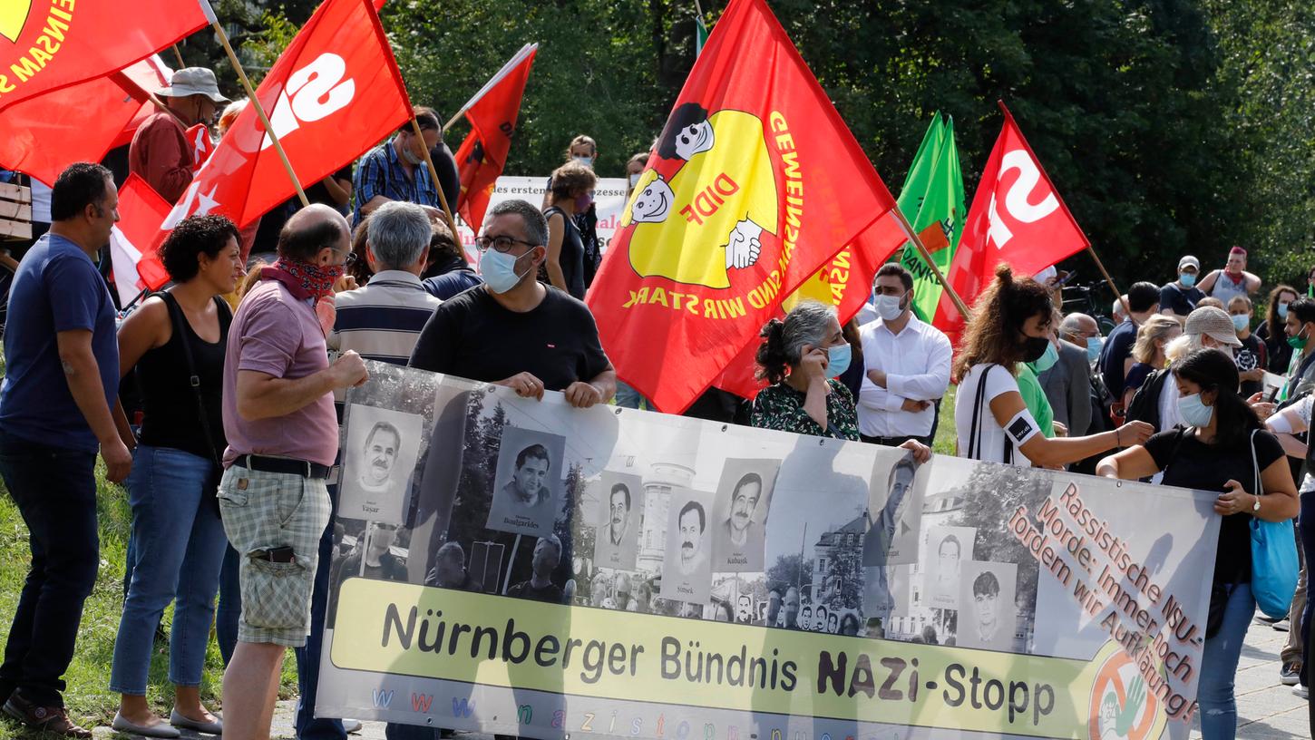 Mit Spruchbändern und Bannern zogen die Teilnehmer der Demonstration durch Nürnberg-Langwasser bis zum Parkplatz in der Liegnitzer Straße in Altenfurt.