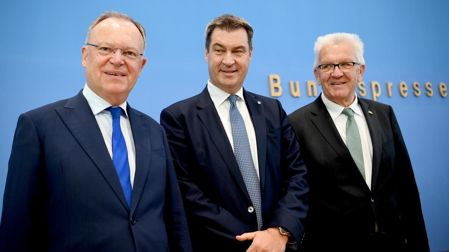 Die Ministerpräsidenten der Auto-Länder (von links): Stephan Weil (Niedersachsen), Markus Söder (Bayern) und Winfried Kretschmann (Baden-Württemberg). Das Bild entstand im Juni 2019. 