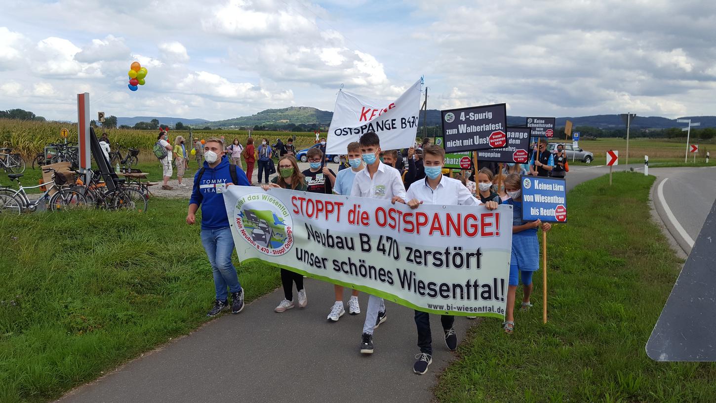 Die junge Generation geht voran: Die Teilnehmer des Protestmarsches demonstrierten am Sonntag gegen die geplante Süd- und Ostumgehung Forchheims.