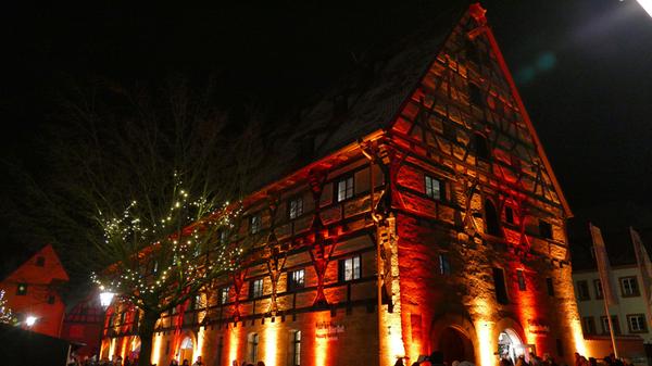 Wo? In der Innenstadt. Wann? 30. November und 1. Dezember 2024. Öffnungszeiten: Samstag von 15 Uhr bis 21 Uhr und Sonntag von 12 Uhr bis 19 Uhr. Zahlreiche Kellergewölbe und Hopfenscheunen, die das ganze Jahr über den Besuchern verborgen bleiben, öffnen ihre Tore. In den Gassen der Spalter Altstadt bauen Handwerker wie Töpfer, Schnitzer, Klöppler, Drechsler und Bildhauer ihre Stände und auch die Museen laden zum Besuch ein.