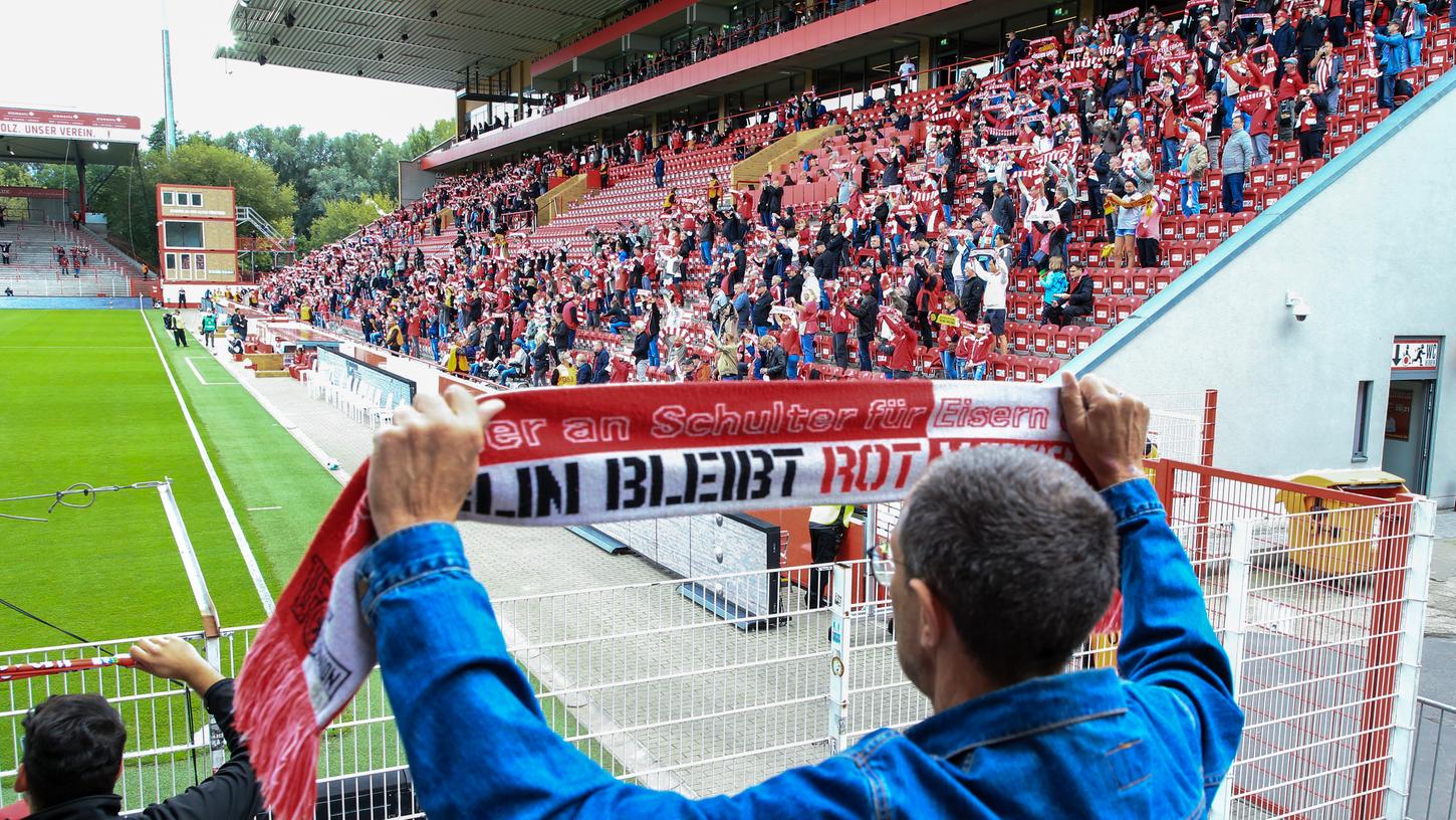 Für jeden der 4500 Fans gab es einen personalisierten und gekennzeichneten Platz: Blick auf die erstmals seit Corona wieder etwas gefüllten Ränge in der Alten Försterei, dem Stadion von Union Berlin im Stadtteil Köpenick.