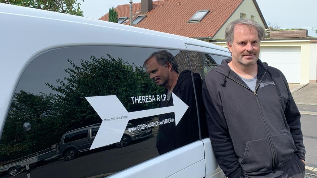 Mit der Aufkleber-Aktion "Gegen Alkohol am Steuer" appelliert Ronald Stahl an die Allgemeinheit, unter diesem Titel betreibt er auch eine Internetseite. Mit der Aufkleber-Aktion "Gegen Alkohol am Steuer" appelliert Ronald Stahl an die Allgemeinheit, unter diesem Titel betreibt er auch eine Internetseite.