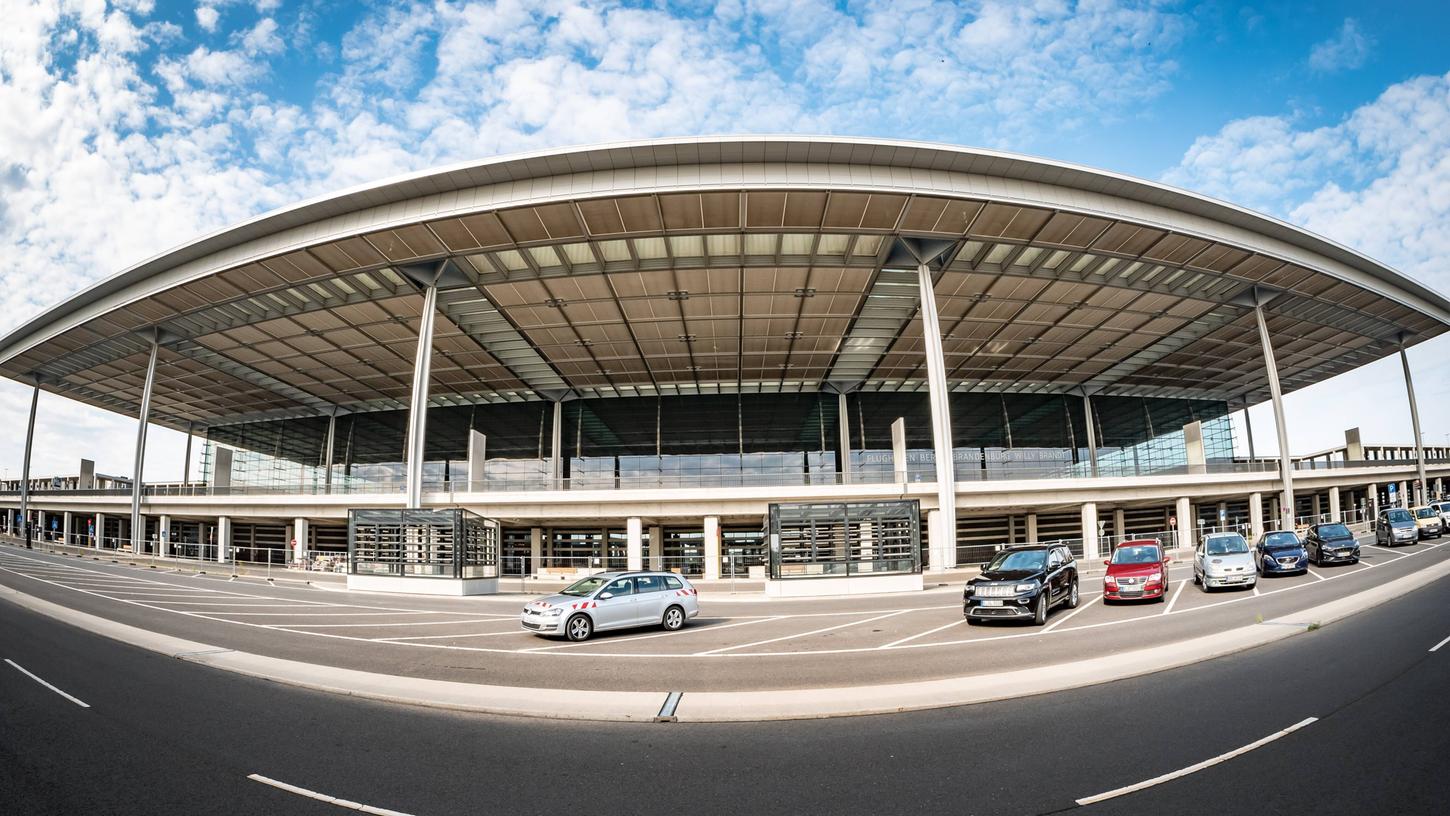 Der Flughafen BER sollte 2012 eröffnen, ist aber immer noch nicht fertig. Ende Oktober 2020 soll er nun ans Netz gehen, doch der Betreibergesellschaft geht das Geld aus.
