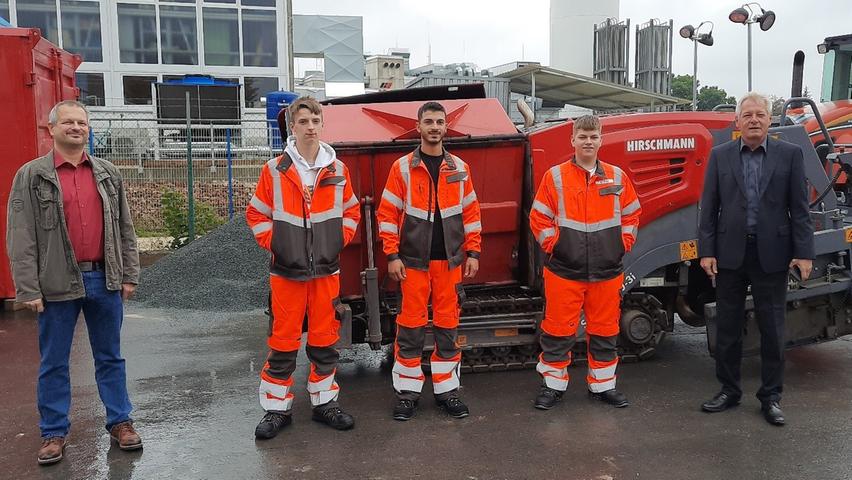 Am 1. September beginnt für drei junge Männer ihre berufliche Ausbildung bei der Hans Hirschmann KG, Bauunternehmung GmbH & Co Treuchtlingen. Der erste Tag der Ausbildung startete mit der Begrüßung durch die Geschäftsleitung, Informationen rund um das Unternehmen und einer Einweisung in die Ausbildung sowie der Unfallverhütungsvorschriften. Im Anschluss wurde das Betriebsgelände besichtigt. Die praktische Ausbildung übernehmen Herr A. Schmidt (gepr. Polier), Herr J. Poltschek (Polier) und Herr N. Günther (Werkpolier). Auf dem Foto sind von links: Nelkel Markus (Prokurist), Koesling Florian (Straßenbauer), Asmanidis Michael (Straßenbauer), Thiel Marlon (Straßenbauer), Engelhard Friedrich (Geschäftsleitung). Am 1. September beginnt für drei junge Männer ihre berufliche Ausbildung bei der Hans Hirschmann KG, Bauunternehmung GmbH & Co Treuchtlingen. Der erste Tag der Ausbildung startete mit der Begrüßung durch die Geschäftsleitung, Informationen rund um das Unternehmen und einer Einweisung in die Ausbildung sowie der Unfallverhütungsvorschriften. Im Anschluss wurde das Betriebsgelände besichtigt. Die praktische Ausbildung übernehmen Herr A. Schmidt (gepr. Polier), Herr J. Poltschek (Polier) und Herr N. Günther (Werkpolier). Auf dem Foto sind von links: Nelkel Markus (Prokurist), Koesling Florian (Straßenbauer), Asmanidis Michael (Straßenbauer), Thiel Marlon (Straßenbauer), Engelhard Friedrich (Geschäftsleitung).