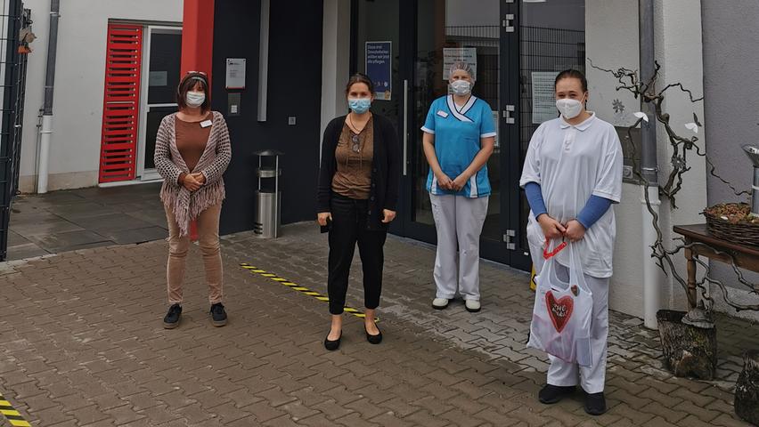 Der AWO Kreisverband Mittelfranken-Süd hat die bereits bekannte „Hunderter-Marke“ wieder geknackt. In diesem Jahr sogar mit einem Volltreffer: Mit 43 neuen Auszubildenden steigt die Zahl der derzeitigen Auszubildenden im gesamten Unternehmen auf genau 100. Wie erwartet startet der größte Teil in der Pflege. Hier konnten zusammen 34 Azubis für die Einrichtungen gewonnen werden. Im Bereich der Kinderbetreuung freut sich der Kreisverband über sieben Auszubildende und auch im hauswirtschaftlichen sowie im kaufmännischen Bereich kann auf zwei Azubis gezählt werden. Im kürzlich umgebauten AWO Haus in Auernheim, in welchem psychisch Langzeiterkrankte sowie psychisch erkrankte pflegebedürftige Personen ein beschützendes Zuhause finden, wird in diesem Jahr zum ersten Mal in der Hauswirtschaft ausgebildet. Für die Auszubildende Ellis Megert ist die Einrichtung aber nicht ganz neu: Sie war dort bereits als Praktikantin tätig und hat sich nun dazu entschieden, einen weiteren Schritt mit der AWO in ihre Zukunft zu gehen. Der AWO Kreisverband Mittelfranken-Süd hat die bereits bekannte „Hunderter-Marke“ wieder geknackt. In diesem Jahr sogar mit einem Volltreffer: Mit 43 neuen Auszubildenden steigt die Zahl der derzeitigen Auszubildenden im gesamten Unternehmen auf genau 100. Wie erwartet startet der größte Teil in der Pflege. Hier konnten zusammen 34 Azubis für die Einrichtungen gewonnen werden. Im Bereich der Kinderbetreuung freut sich der Kreisverband über sieben Auszubildende und auch im hauswirtschaftlichen sowie im kaufmännischen Bereich kann auf zwei Azubis gezählt werden. Im kürzlich umgebauten AWO Haus in Auernheim, in welchem psychisch Langzeiterkrankte sowie psychisch erkrankte pflegebedürftige Personen ein beschützendes Zuhause finden, wird in diesem Jahr zum ersten Mal in der Hauswirtschaft ausgebildet. Für die Auszubildende Ellis Megert ist die Einrichtung aber nicht ganz neu: Sie war dort bereits als Praktikantin tätig und hat sich nun dazu entschieden, einen weiteren Schritt mit der AWO in ihre Zukunft zu gehen.
