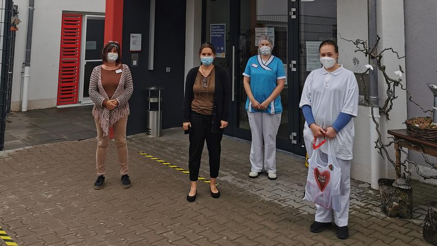 Der AWO Kreisverband Mittelfranken-Süd hat die bereits bekannte „Hunderter-Marke“ wieder geknackt. In diesem Jahr sogar mit einem Volltreffer: Mit 43 neuen Auszubildenden steigt die Zahl der derzeitigen Auszubildenden im gesamten Unternehmen auf genau 100. Wie erwartet startet der größte Teil in der Pflege. Hier konnten zusammen 34 Azubis für die Einrichtungen gewonnen werden. Im Bereich der Kinderbetreuung freut sich der Kreisverband über sieben Auszubildende und auch im hauswirtschaftlichen sowie im kaufmännischen Bereich kann auf zwei Azubis gezählt werden. Im kürzlich umgebauten AWO Haus in Auernheim, in welchem psychisch Langzeiterkrankte sowie psychisch erkrankte pflegebedürftige Personen ein beschützendes Zuhause finden, wird in diesem Jahr zum ersten Mal in der Hauswirtschaft ausgebildet. Für die Auszubildende Ellis Megert ist die Einrichtung aber nicht ganz neu: Sie war dort bereits als Praktikantin tätig und hat sich nun dazu entschieden, einen weiteren Schritt mit der AWO in ihre Zukunft zu gehen.