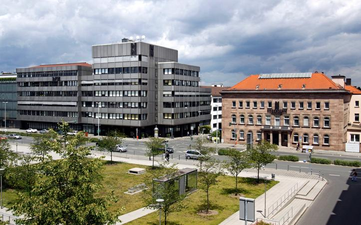 Der Verlag Nürnberger Presse hat seinen Standort im Herzen Nürnbergs und vereint die Medienangebote Nordbayern.de, Nürnberger Nachrichten und Nürnberger Zeitung unter sich. Der Verlag Nürnberger Presse hat seinen Standort im Herzen Nürnbergs und vereint die Medienangebote Nordbayern.de, Nürnberger Nachrichten und Nürnberger Zeitung unter sich.