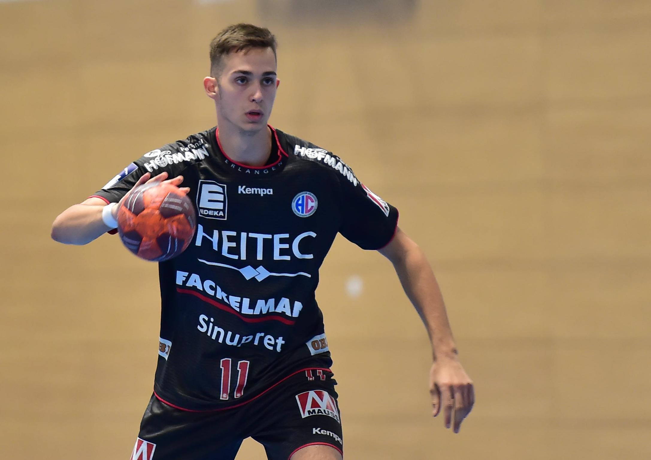 "Er hat mich sehr überrascht in der Vorbereitung, hat sehr gut trainiert. Er muss auch erst noch in der U23 zeigen, was er kann, dann kommt vielleicht auch der Moment, wo er bei uns seine Chance bekommt."