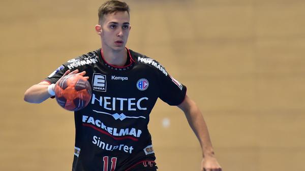 "Er hat mich sehr überrascht in der Vorbereitung, hat sehr gut trainiert. Er muss auch erst noch in der U23 zeigen, was er kann, dann kommt vielleicht auch der Moment, wo er bei uns seine Chance bekommt."