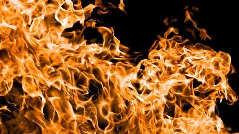 Velburg: Pkw überschlägt sich und brennt aus