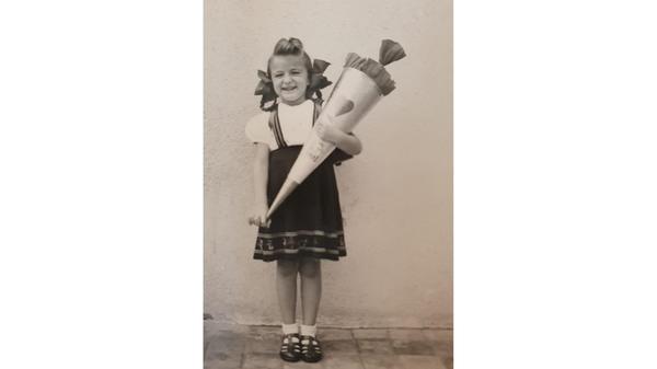 Breites Grinsen und riesige Schultüten: Unsere User haben uns auf Facebook Bilder von ihrem ersten Schultag geschickt.