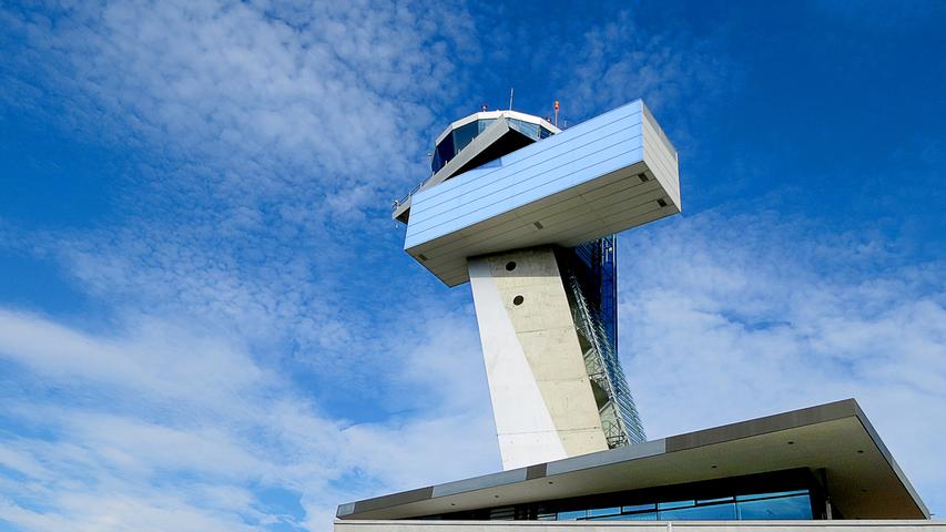 Aus entsprechender Perspektive sieht der Tower am Nürnberger Flughafen ziemlich futuristisch aus. Aus der Froschperspektive an einem sonnigen Tag streckt sich der architektonisch ungewöhnlicher Kontrollturm selbstbewusst in den blauen Himmel.