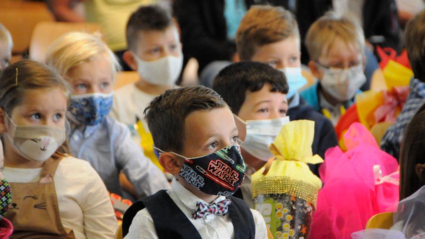 Mit Masken: Schulanfang in der Carl-Platz-Schule