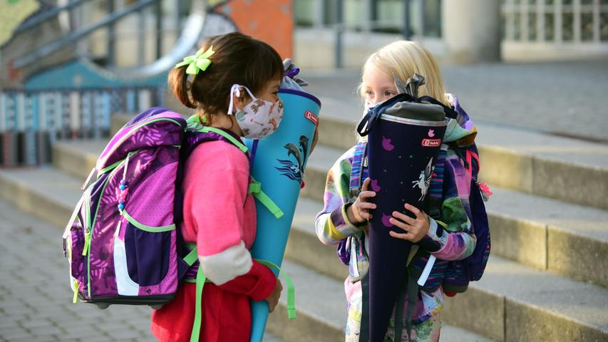 Mit Maske und bunten Tüten: Fürth erlebt einen ungewöhnlichen ersten Schultag