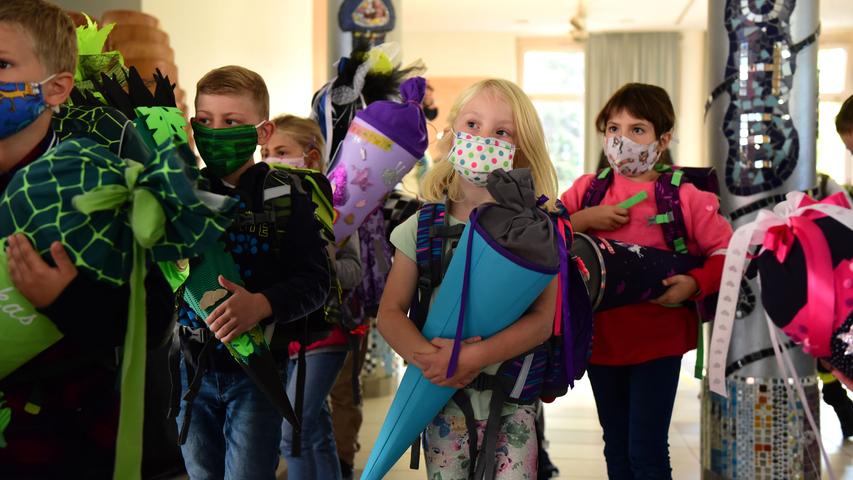 Mit Maske und bunten Tüten: Fürth erlebt einen ungewöhnlichen ersten Schultag