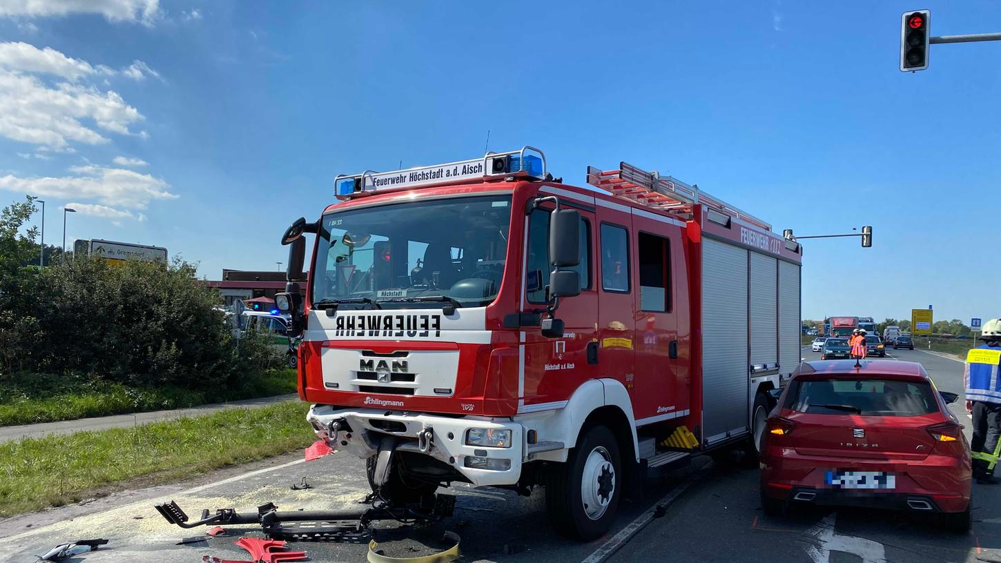 Bei dem Tanklöschfahrzeug der Feuerwehr Höchstadt hielten sich die Schäden nach dem Zusammenstoß mit dem Sportwagen in Grenzen, allerdings wurden drei Feuerwehrleute verletzt.