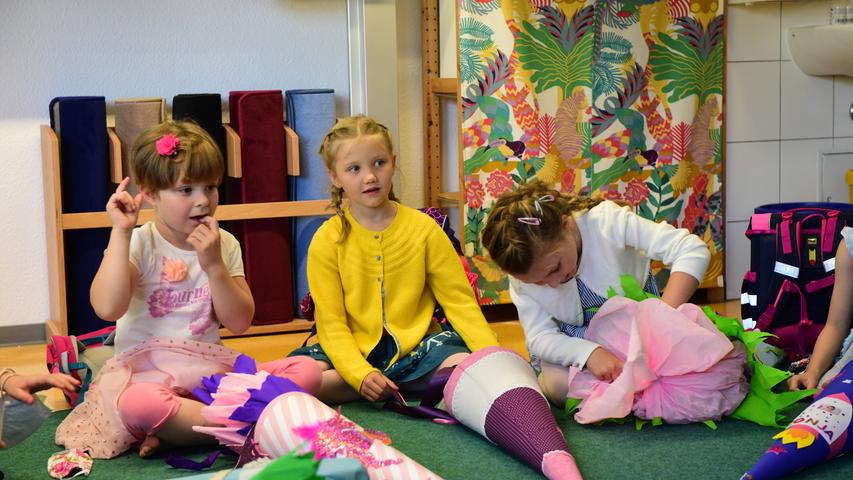 Auch die neue Montessori-Schule Fürth begrüßte ihrer allerersten Schüler. Los ging es mit einer kleinen Feier unter freiem Himmel am benachbarten Julius-Hirsch-Sportzentrum, danach zogen die 16 Jungen und Mädchen in ihr Klassenzimmer und lernten sich im Sitzkreis kennen.