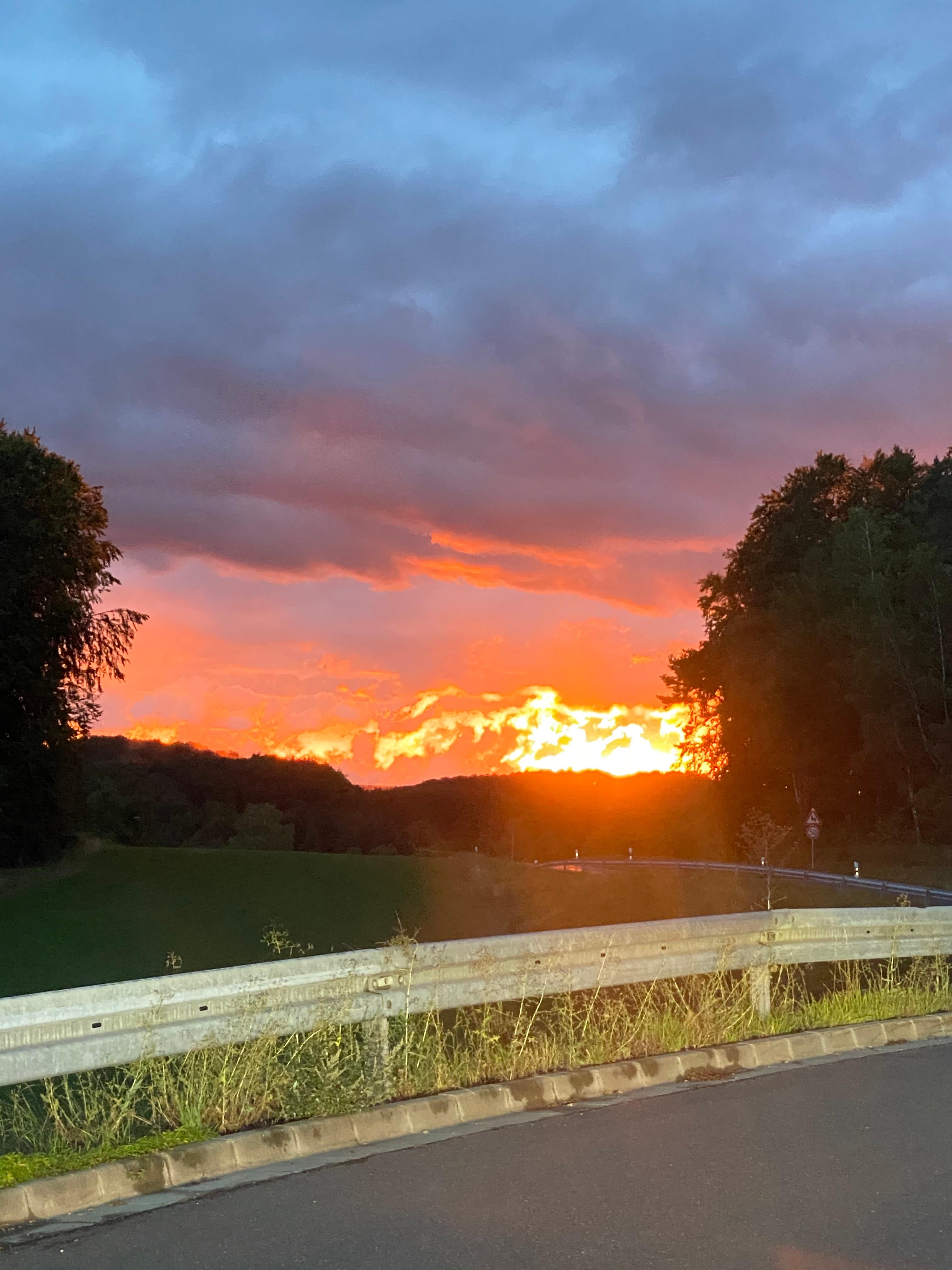 Sonnenuntergang pur, schreibt uns Thomas Rosso, der das Bild aufgenommen hat. 