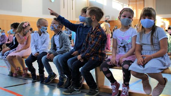 Schulstart in Gunzenhausen und Absberg: Bunte Masken und Schultüten