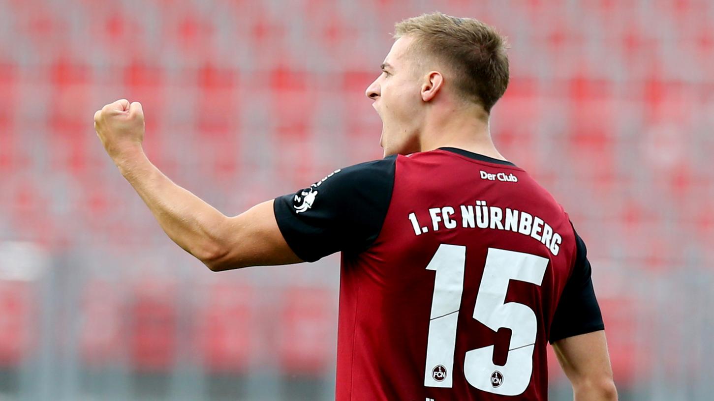 Relegationsheld Fabian Nürnberger verlängert seinen Vertrag beim FCN. Der 21-jährige Mittelfeldspieler bleibt dem Club in den kommenden Jahren erhalten.