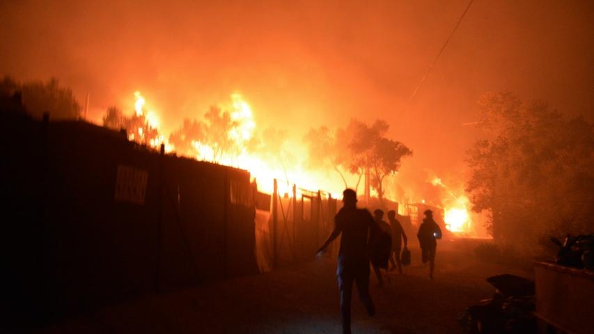 Geflüchtete sind auf der Flucht vor den riesigen Flammen. Das Feuer brach am 9. Sepember im Flüchtlingslager Moria auf der griechischen Insel Lesbos aus.