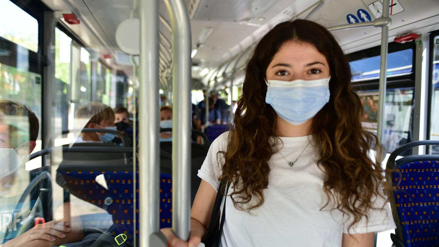 Das Tragen einer Mund-Nasen-Bedeckung ist in Schulbussen vorgeschrieben. Dadurch hält es das Verkehrsministerium für vertretbar, wenn die Schüler trotz zusätzlicher Busse nicht immer genug Abstand voneinander halten können.
