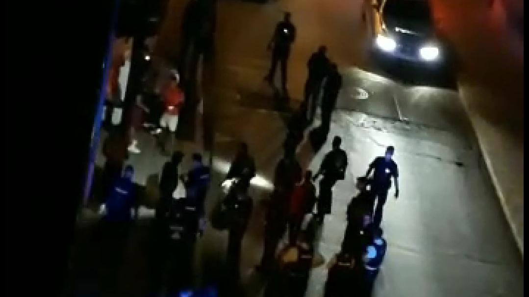 Ein Video des Einsatzes, hier ein Screenshot, zeigt Betroffene und Beamte auf der Straße im Betzengäßchen. 