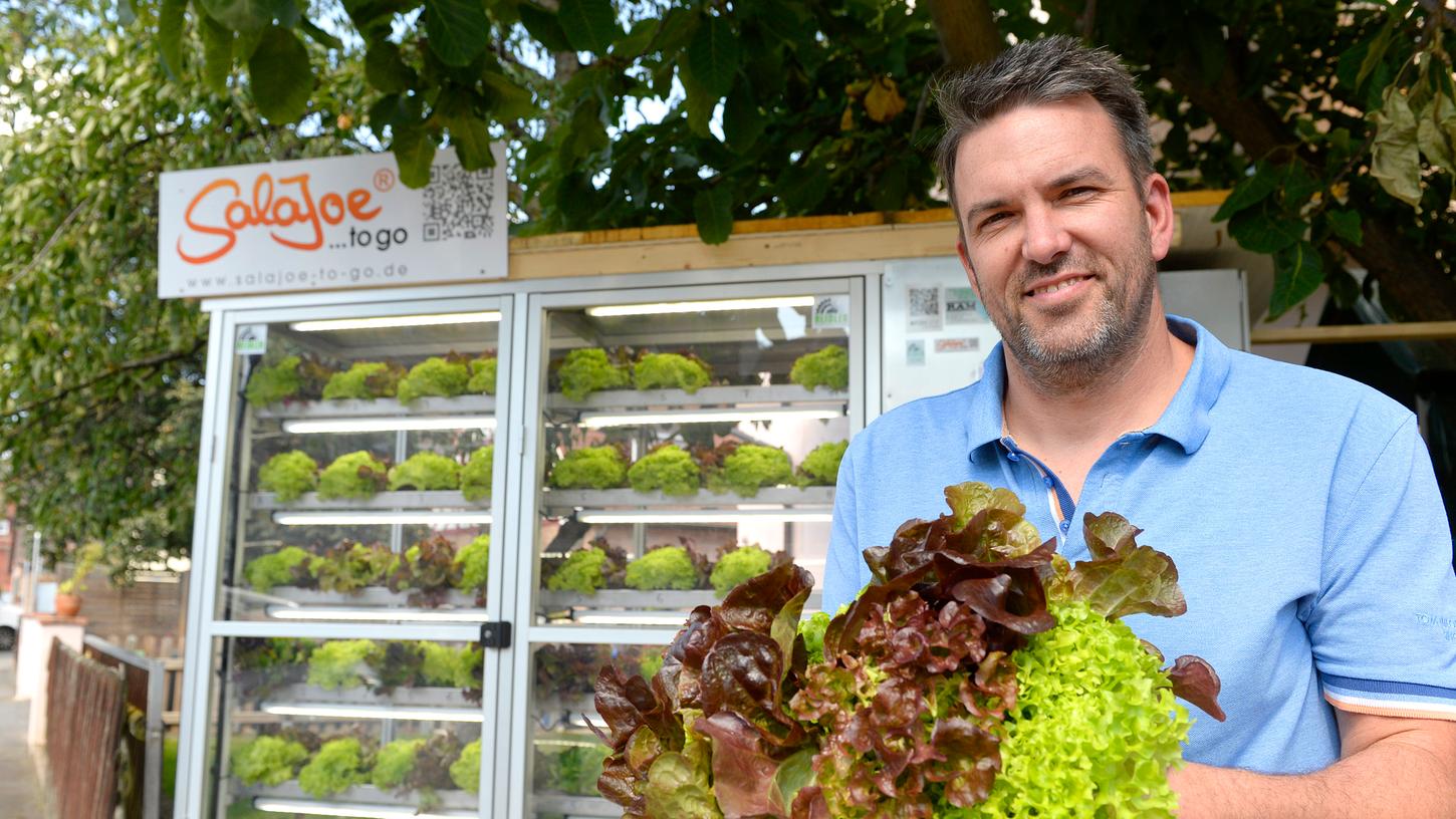 In Almoshof steht jetzt ein Salat-Automat. Landwirt Jochen Haubner setzt damit ein Zeichen gegen Lebensmittelverschwendung.