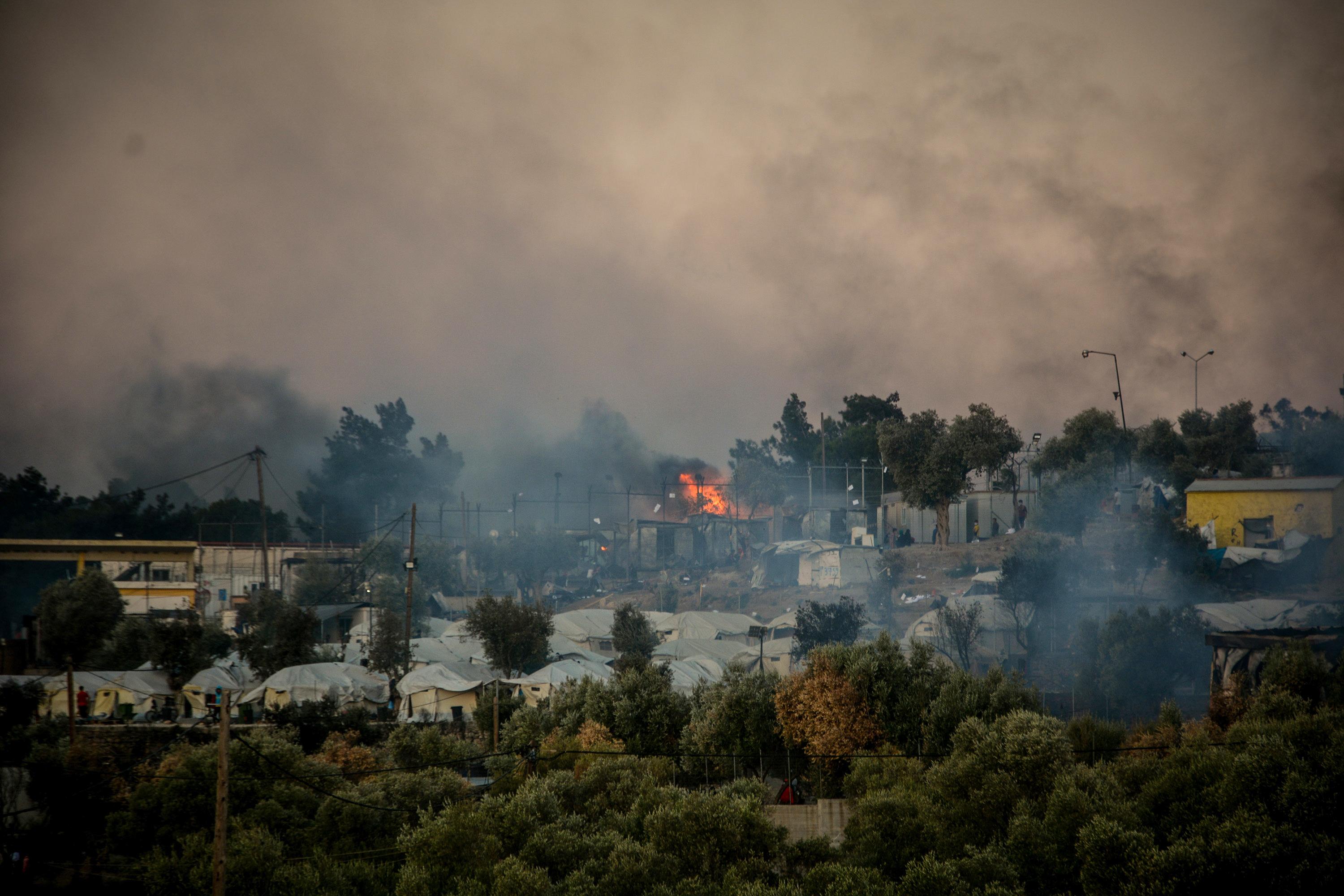Auch nach Löschen des Feuers hängen noch dichte Rauchwolken am Himmel. 