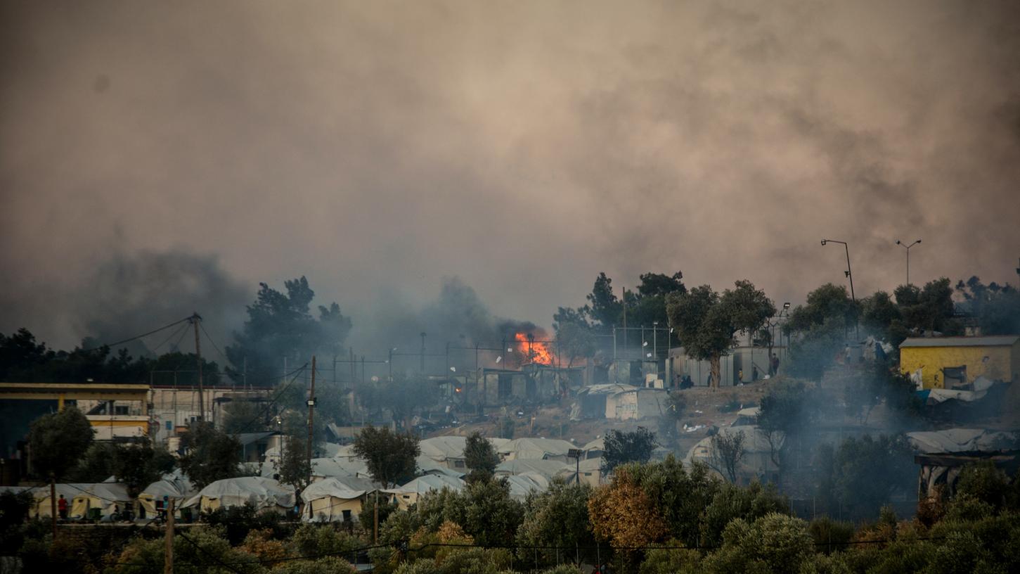 Das griechische Flüchtlingslager ist durch einen Großbrand in der Nacht nahezu vollständig zerstört worden. 