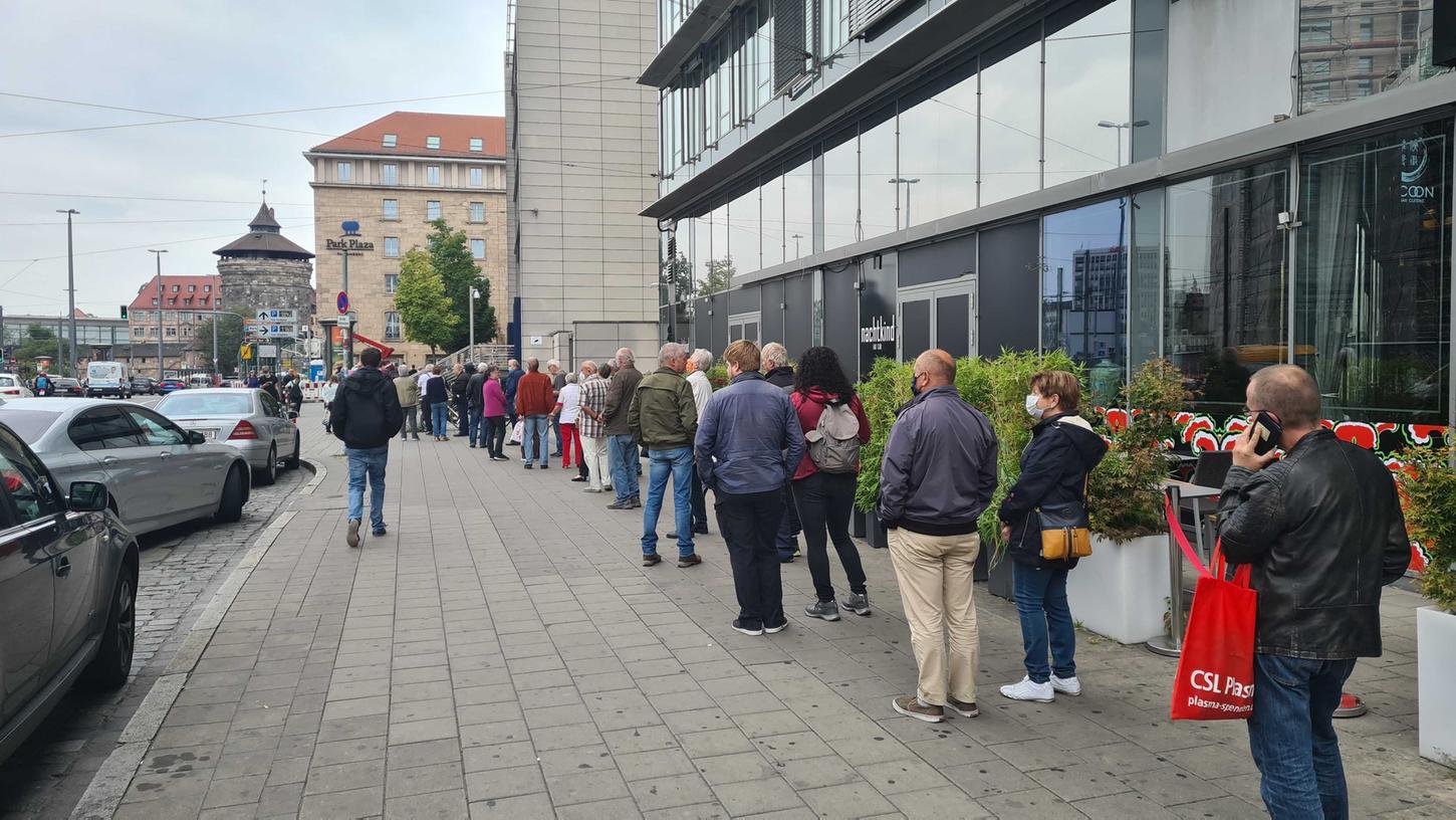 Die Schlange der Münz-Fans vor der Nürnberger Bundesbank zog sich über mehr als 100 Meter.