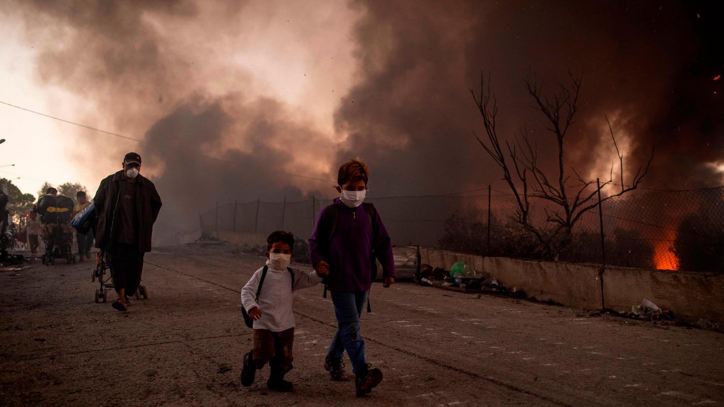Das Flüchtlingslager Moria auf der griechischen Insel Lesbos stand nach dem Ausbruch mehrerer Brände in der Nacht zum Mittwoch fast vollständig in Flammen.